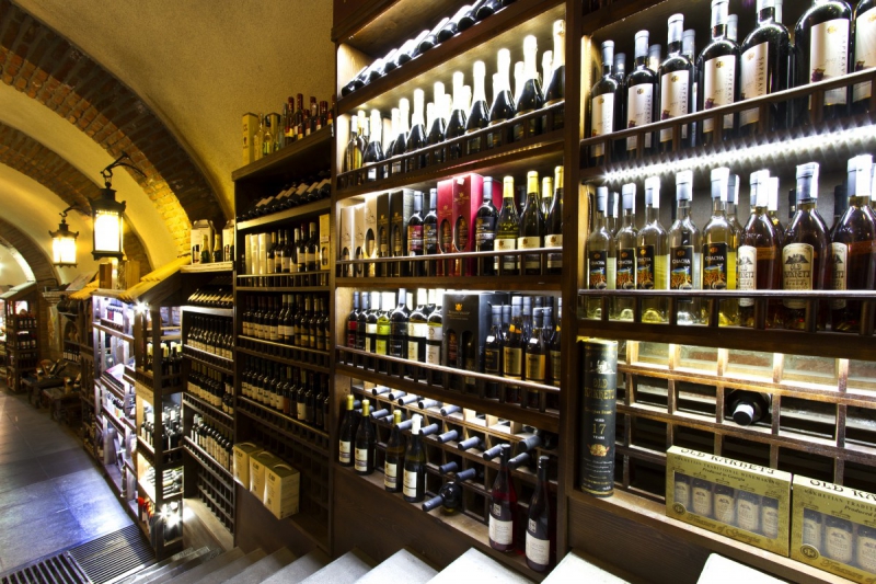 vente-OLLIOULES-min_world_street_travel_shop_canon_georgia_wine_bottles-429767